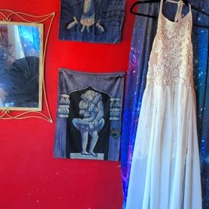 ✨Beautiful elegant flowy gown w/lace detail & lining 🖤